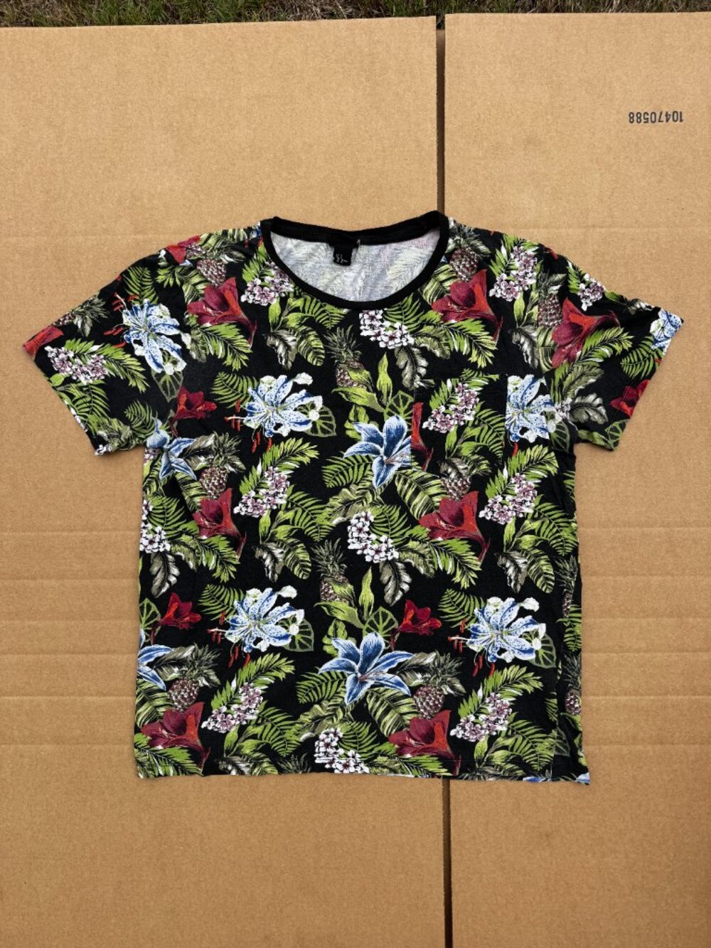 H&M Men’s XL Black Tropical Floral Print T-Shirt 100% Cotton Pocket Tee